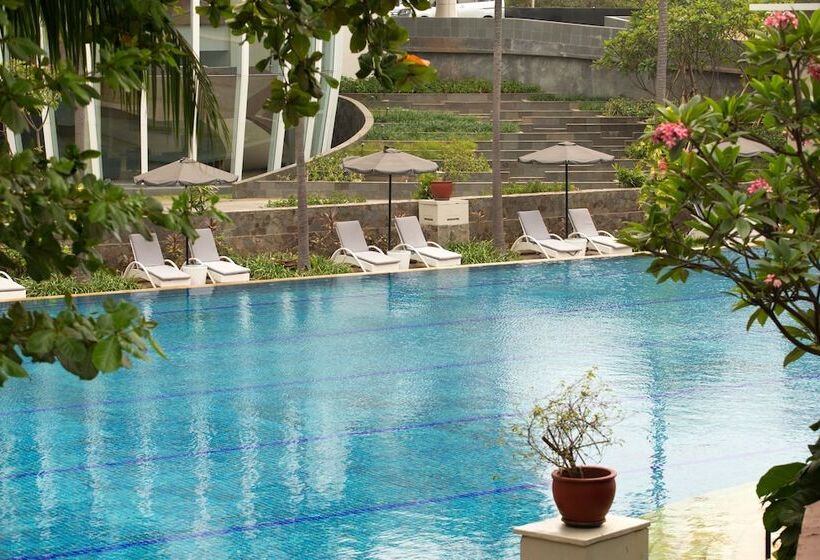 Отель Santika Premiere Kota Harapan Indah