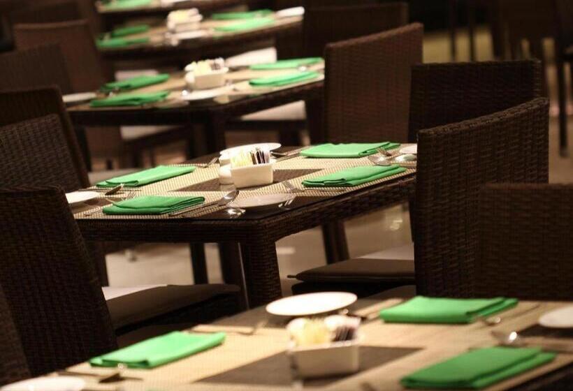 Отель Santika Premiere Kota Harapan Indah