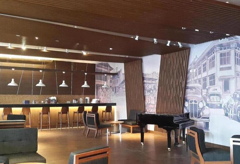 Отель Santika Premiere Kota Harapan Indah