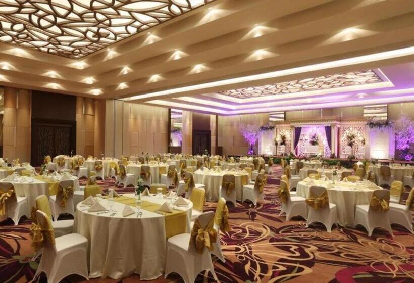 Отель Santika Premiere Kota Harapan Indah