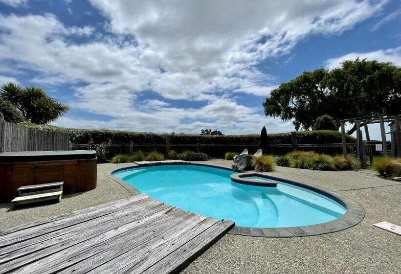 هتل St Leonards Vineyard Cottages