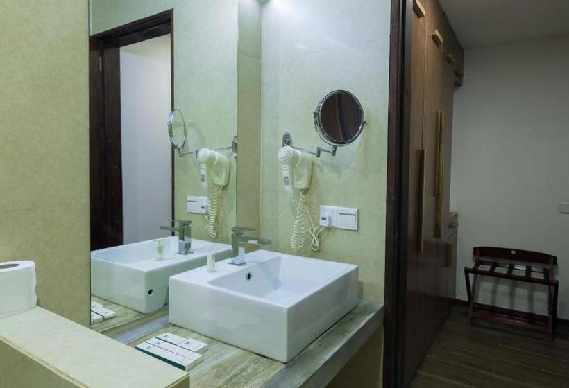 پانسیون Aquzz  & Spa Maafushi Maldives