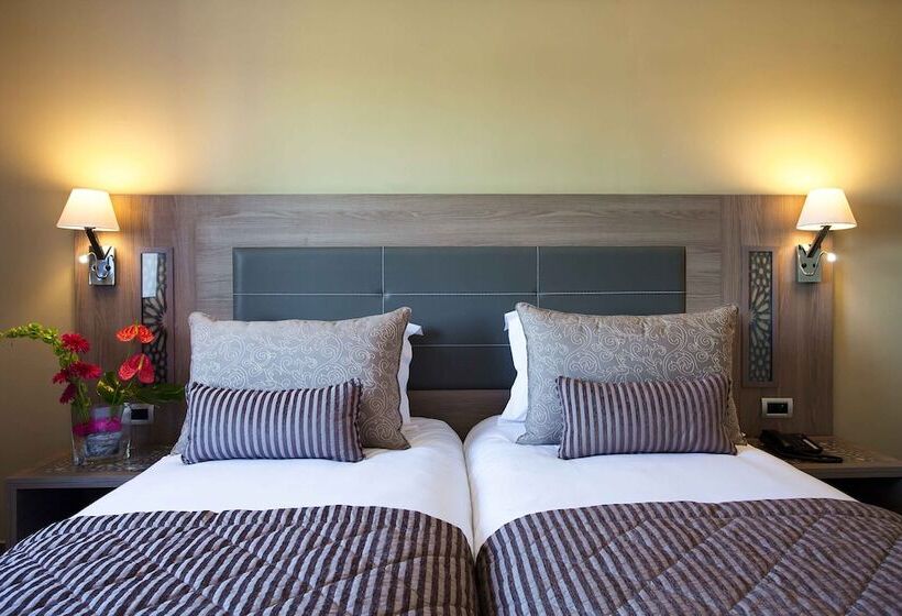 هتل Sky Casa Airport