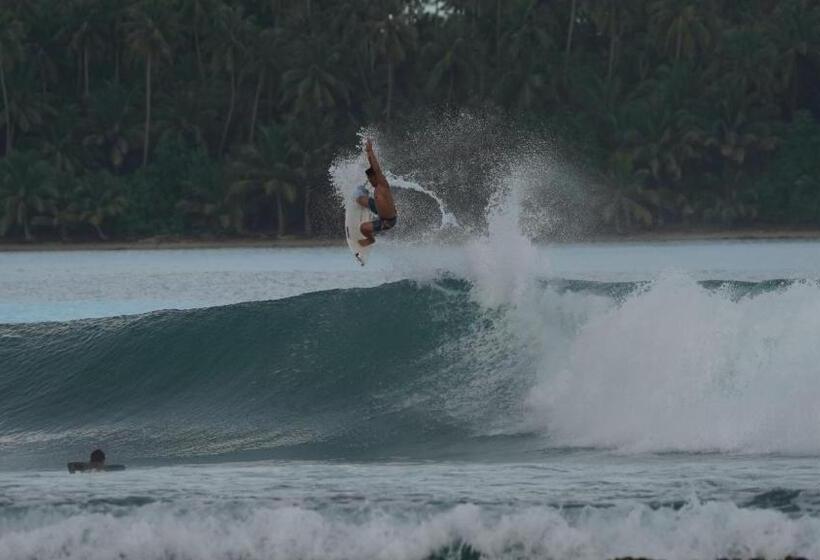 Пансион Lilys Nias Surf Camp