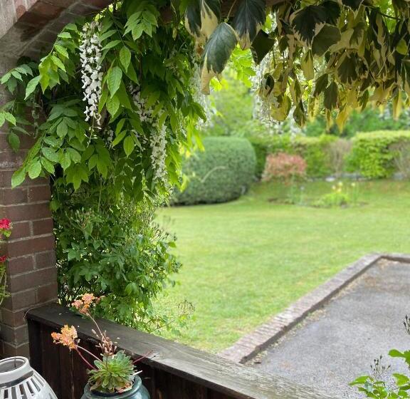 مبيت وإفطار High Mead