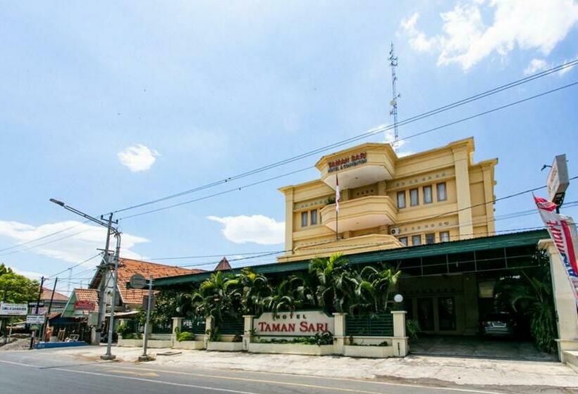 فندق Reddoorz Plus Near Alun Alun Karanganyar