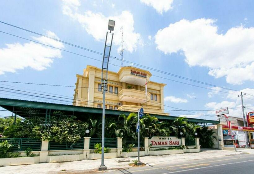 فندق Reddoorz Plus Near Alun Alun Karanganyar