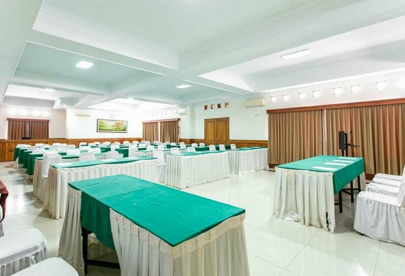 فندق Reddoorz Plus Near Alun Alun Karanganyar