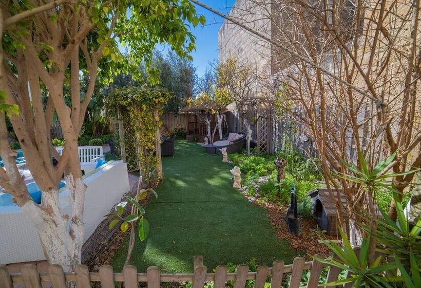 تختخواب و صبحانه Village Knights Accommodation