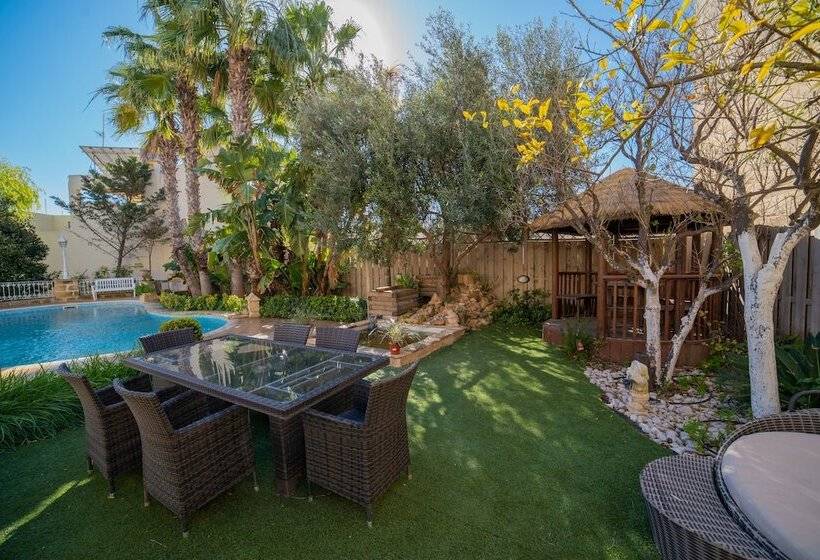 تختخواب و صبحانه Village Knights Accommodation