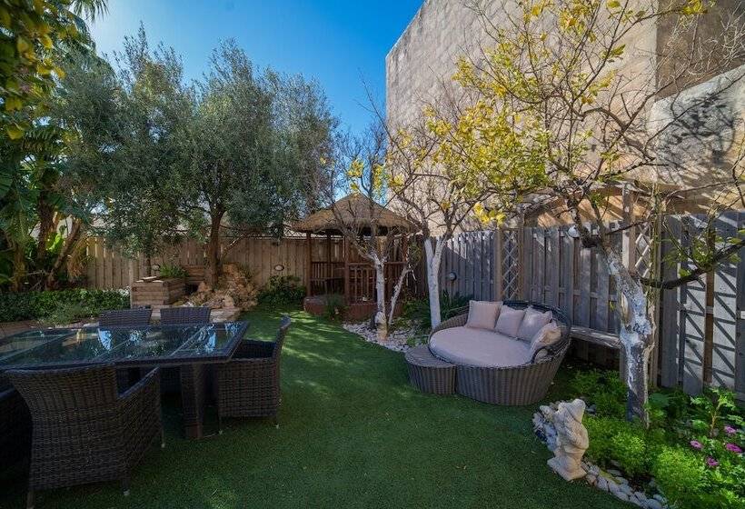 تختخواب و صبحانه Village Knights Accommodation