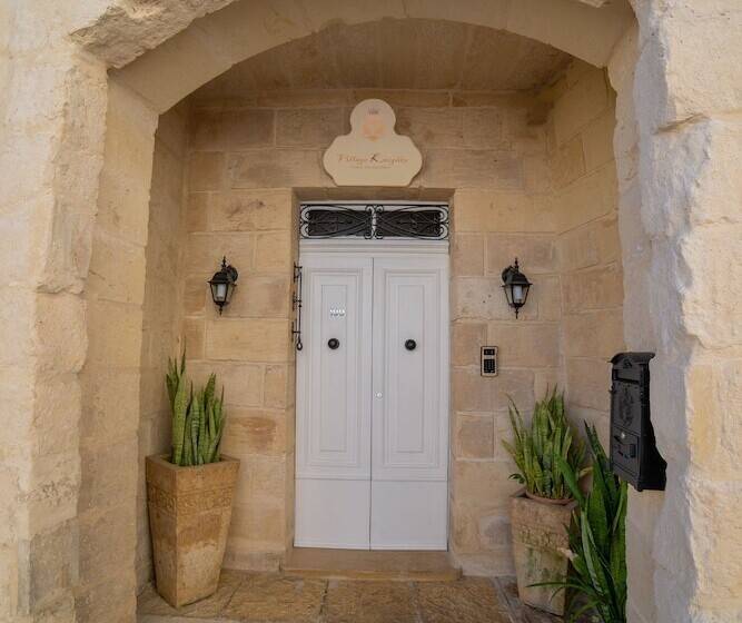 تختخواب و صبحانه Village Knights Accommodation