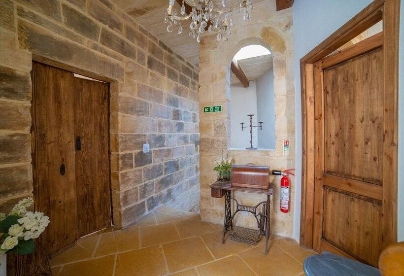 تختخواب و صبحانه Village Knights Accommodation