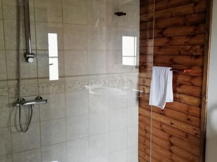 تختخواب و صبحانه Village Knights Accommodation