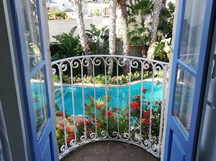 تختخواب و صبحانه Village Knights Accommodation