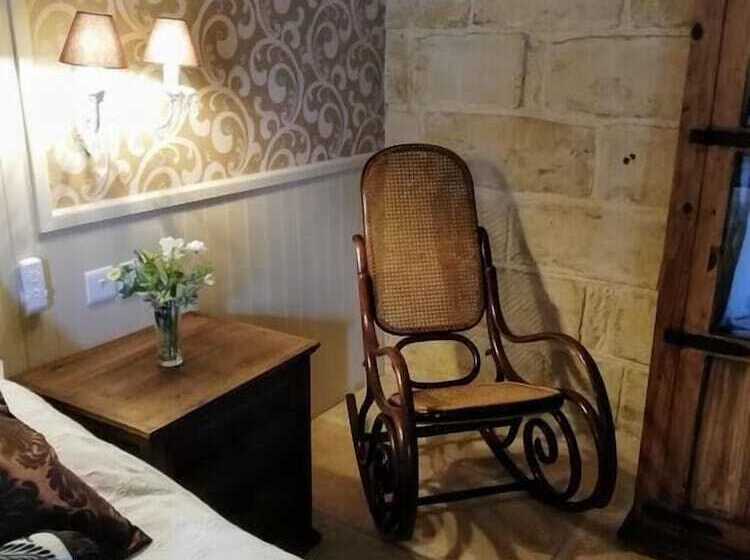 تختخواب و صبحانه Village Knights Accommodation