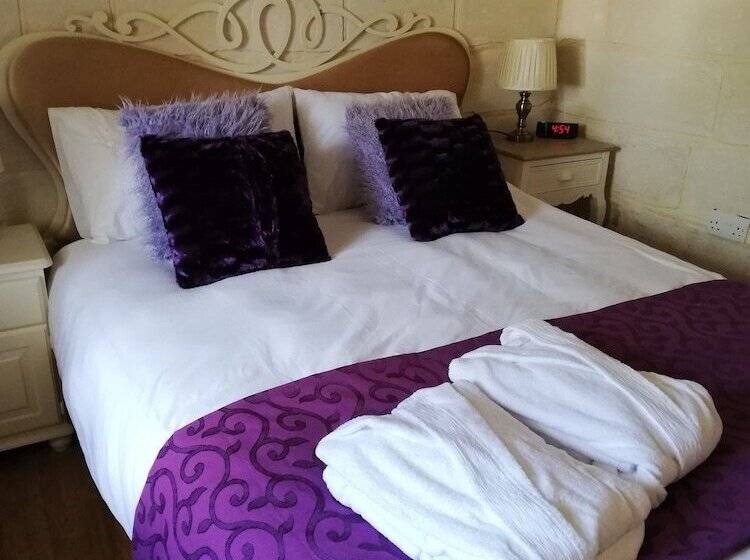 تختخواب و صبحانه Village Knights Accommodation