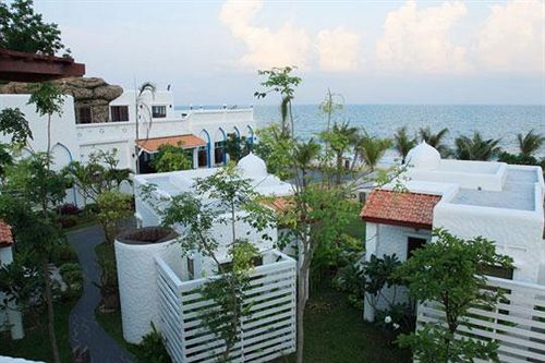 Baan Montra Beach Resort