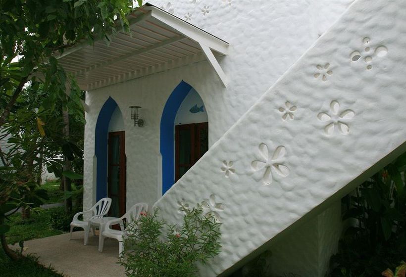 Baan Montra Beach Resort