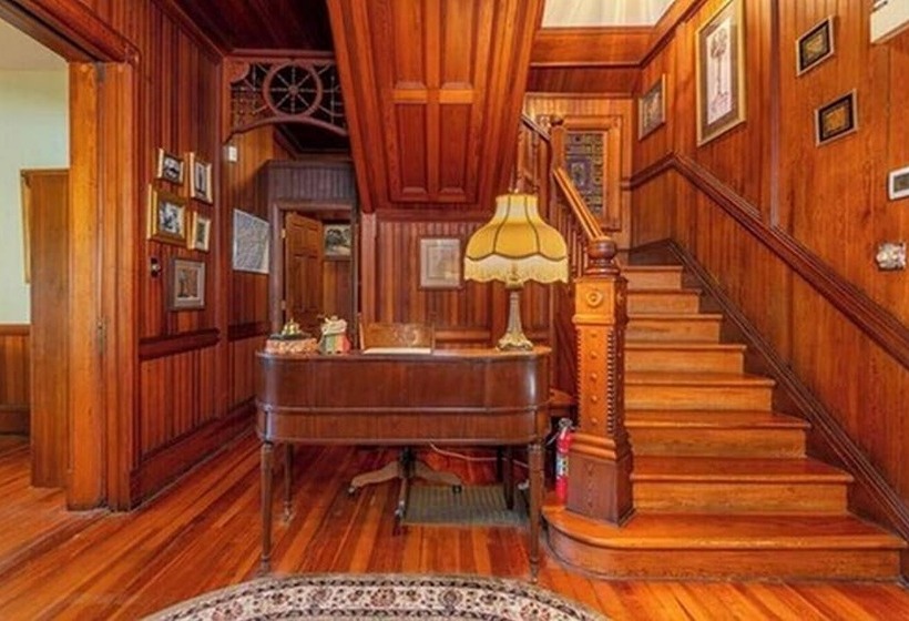 ベッドアンドブレックファースト Engadine Inn & Cabins
