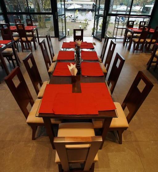 هتل Bamboo Lagoon Backwater Front Resort