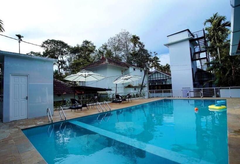 هتل Bamboo Lagoon Backwater Front Resort