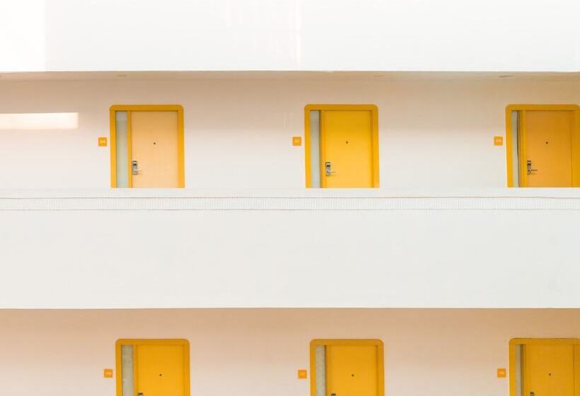 Отель Bloomrooms @ New Delhi Railway Station