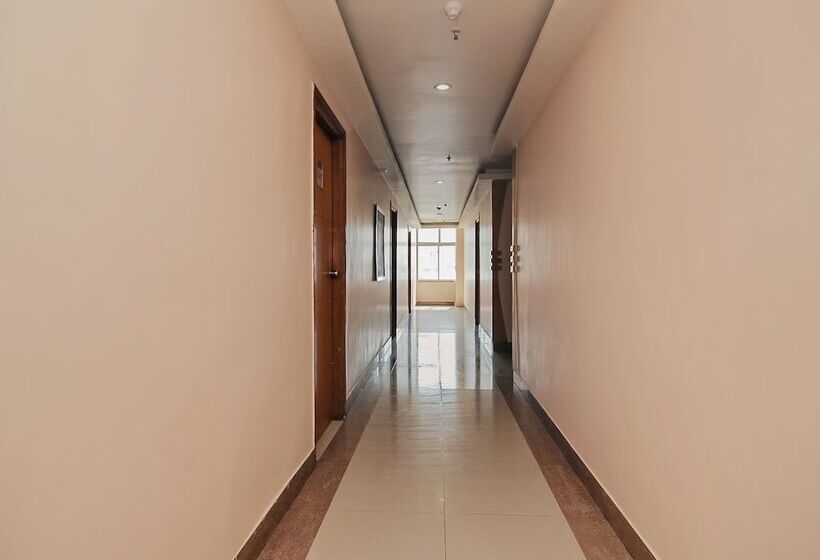 هتل Collection O Regal Near Iskon Temple , Abids