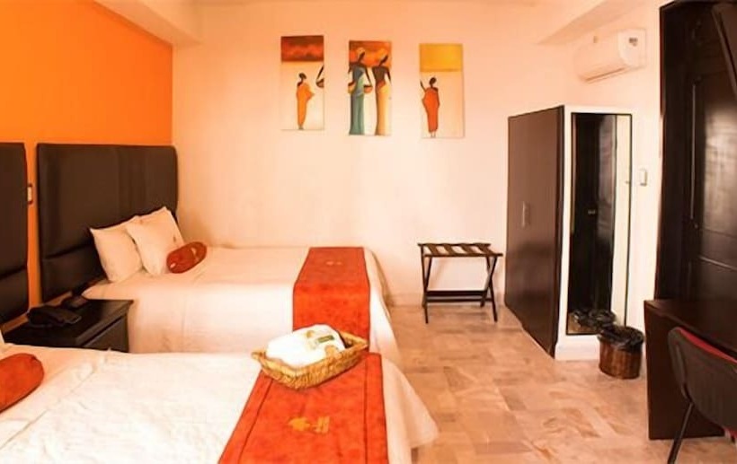 Отель The Lit 13