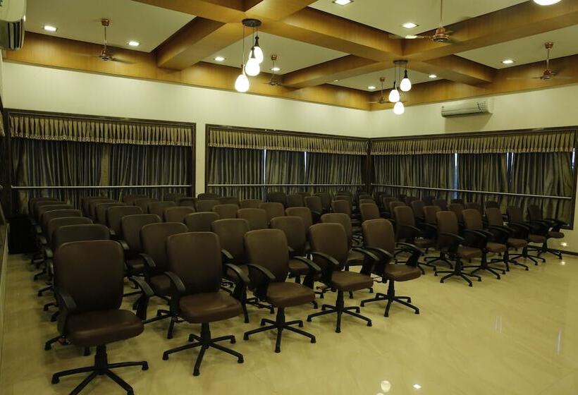 فندق Abhishek Beach Resort & Spa