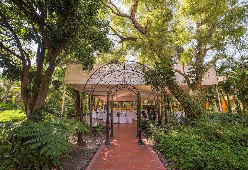 בית מלון כפרי Wyndham Garden Guadalajara Expo Plaza Del Sol