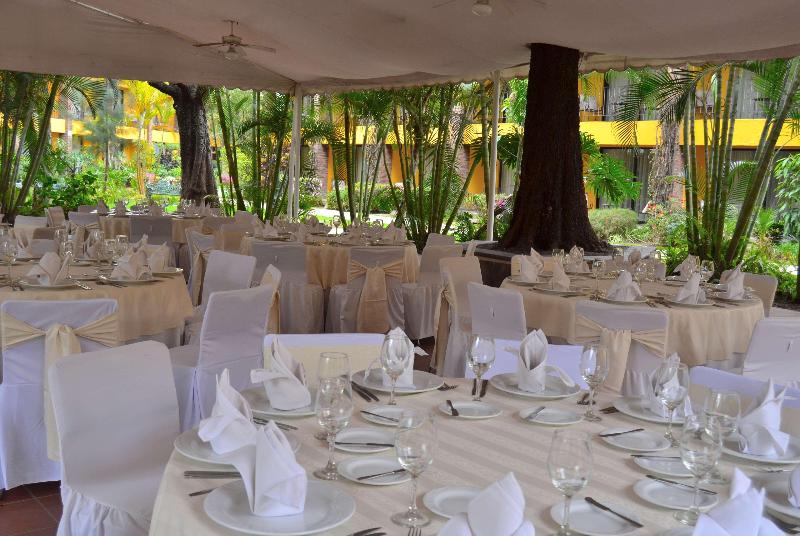 בית מלון כפרי Wyndham Garden Guadalajara Expo Plaza Del Sol