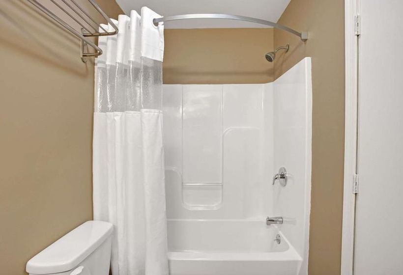 فندق على الطريق Super 8 By Wyndham Asbury Park