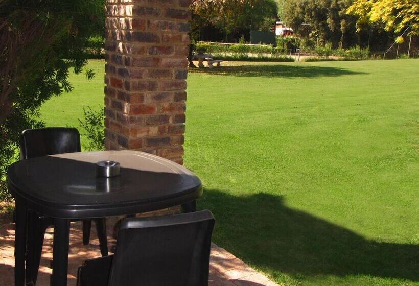 Пансион African Footprints Lodge