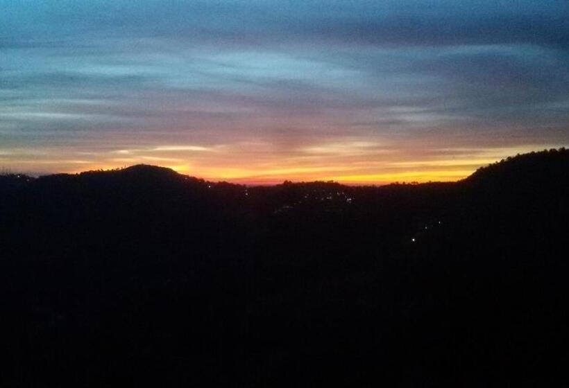 استراحتگاه Woodsmoke Retreat