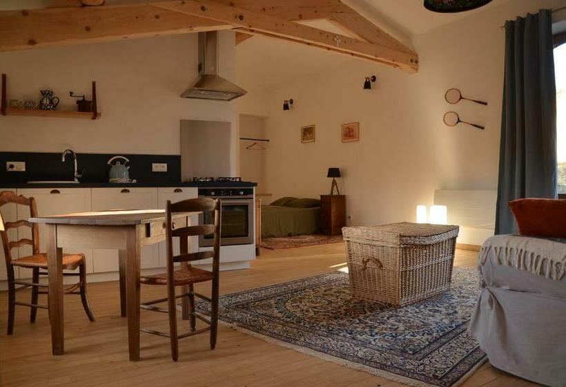 住宿加早餐  Le Petit Riousset, Gîte à La Campagne, Piscine