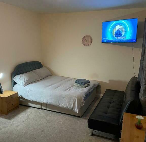 민박 Private Rooms In A Cheerful 4 Bedroom Town House