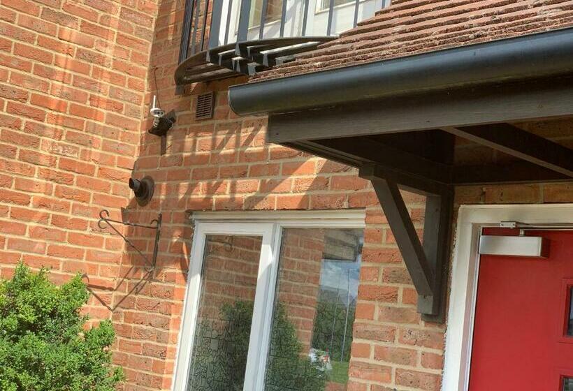 민박 Private Rooms In A Cheerful 4 Bedroom Town House