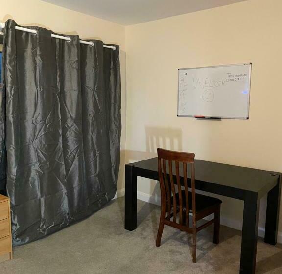 민박 Private Rooms In A Cheerful 4 Bedroom Town House