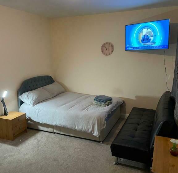 민박 Private Rooms In A Cheerful 4 Bedroom Town House