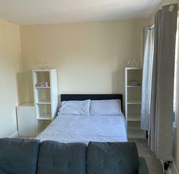 민박 Private Rooms In A Cheerful 4 Bedroom Town House