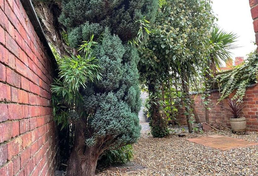 住宿加早餐  Rooms In A Victorian Comfortable 4 Bedroom House In Milton Keynes Rooms Not En Suites