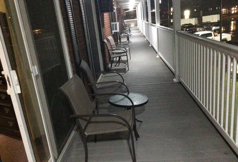 ホテル Colonial Brick Inn & Suites