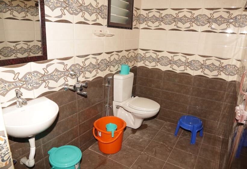 فندق Santhosh Inn