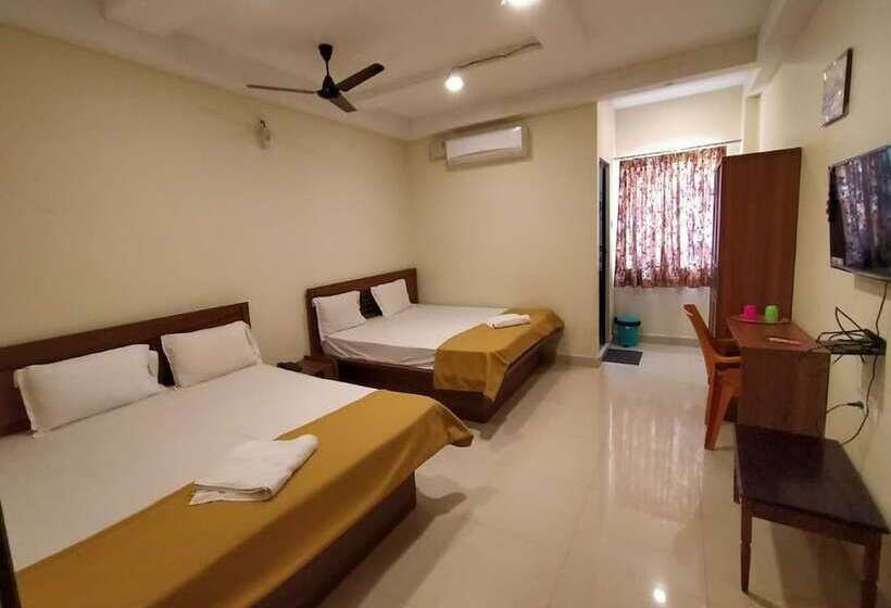 فندق Santhosh Inn