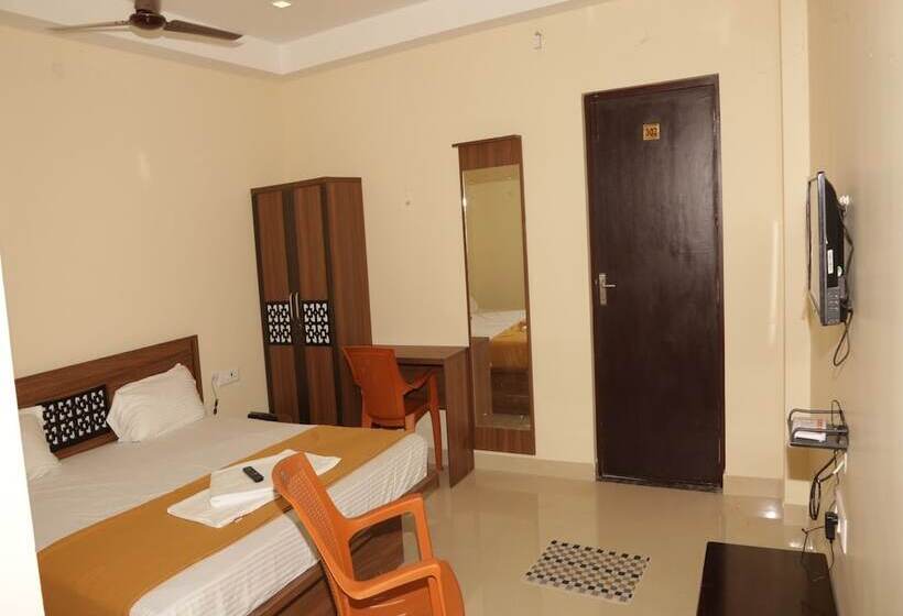 فندق Santhosh Inn