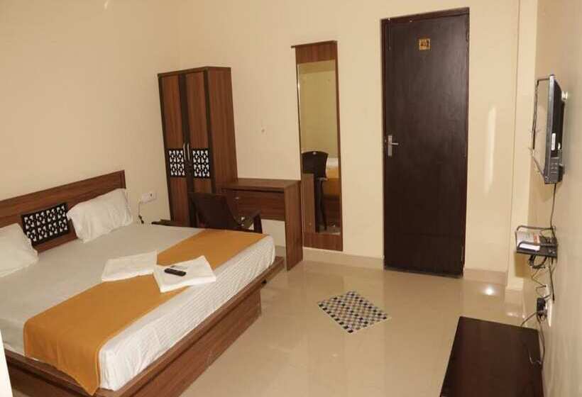 فندق Santhosh Inn