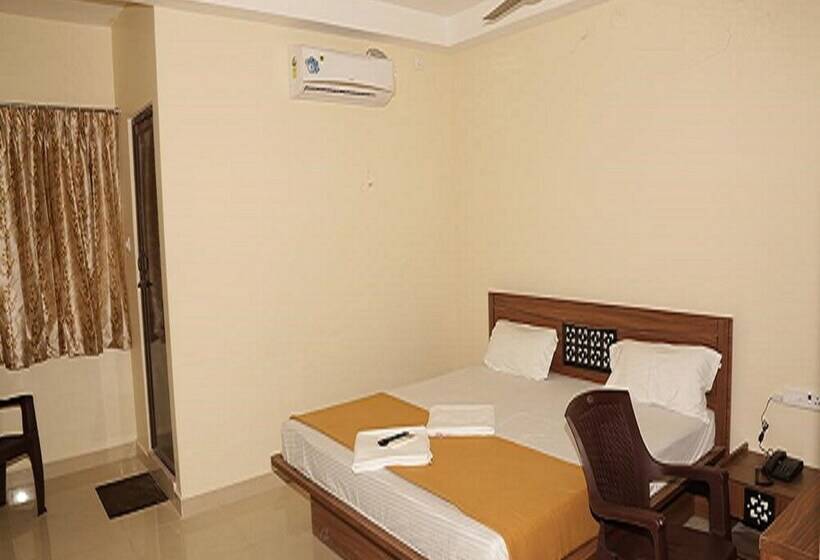 فندق Santhosh Inn