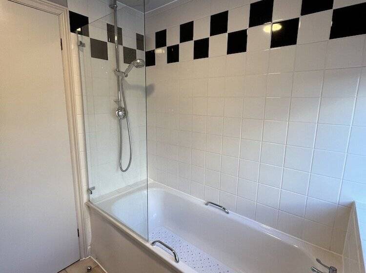 Отель The Six Bells