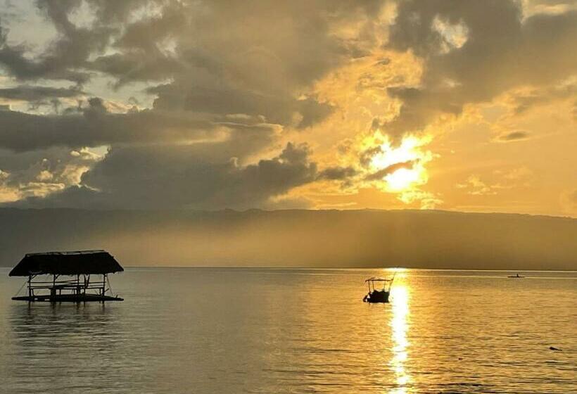 منتجع Boochee Beach